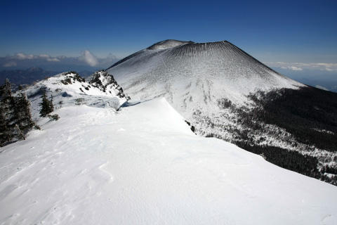 雪の浅間山
