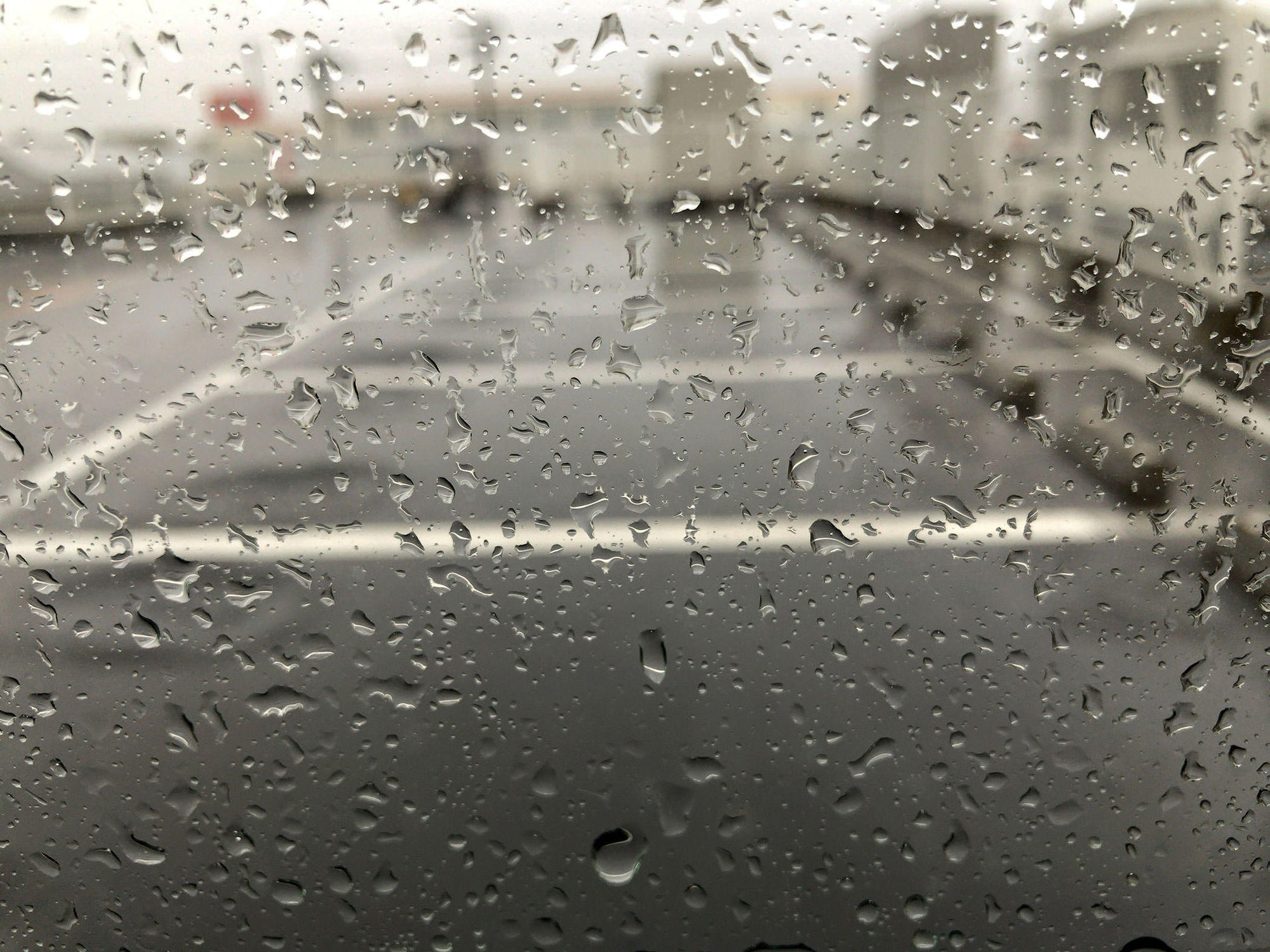 車の中から見る雨